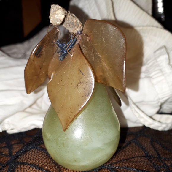 Vintage carved stone pear - Picture 2 of 3